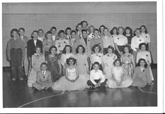 Heres a 5th grade photo from a Richfield elementary school. Names of students so far:
BR: Jerry Martin, Bill Edlefsen, Stu Sutton, ? Gail Soderling, Sue Peterson, ?, Sue Carlson?, ?, ?
3rd: Paul Weber?, Chuck Halberg, ?, Eddie Bean, Peter DeRum, Vern Ca