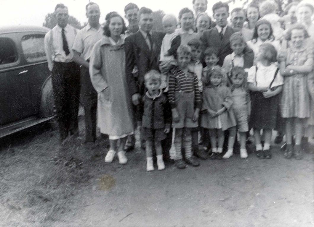 Uncles Al, Howard, John, Aunt Edie, Uncle Clare, Uncle Art, Aunt Lea, Uncle Earl, Aunt Vi, Grandma, Mom and Dad in the middle, kids???