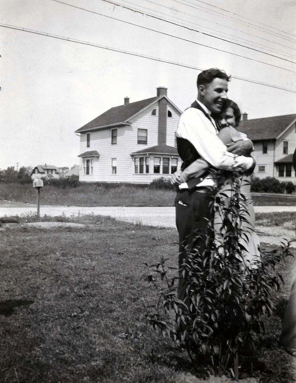 Auncle Art and Mother at 118 South Union, August, 1928