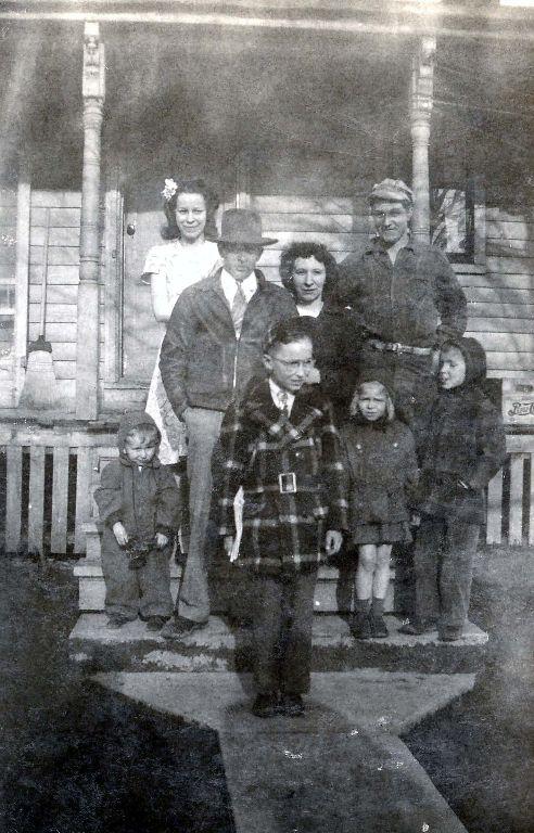 Aunt Dot, Aunt Edie, Uncle John, Uncle Clare, Dick (?), Marianne, Lou