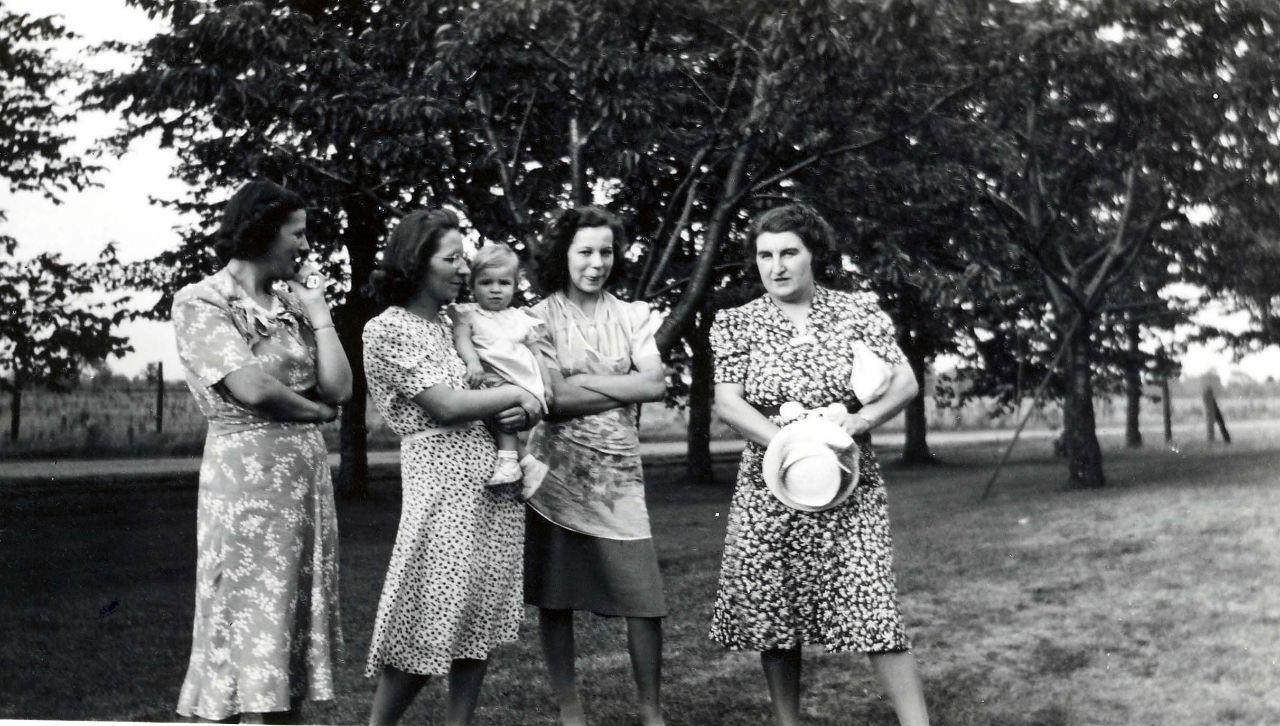 Aunt Doris, Aunt Edie, Marianne, Aunt Dot, Evelyn Shisler.