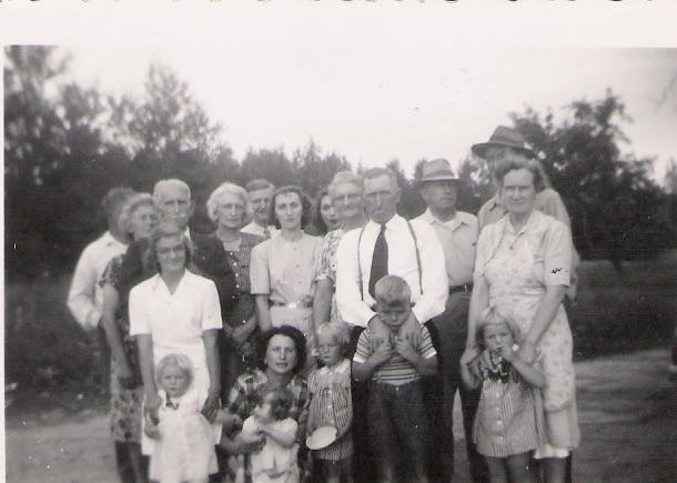 Willis Beatty (center in white shirt and tie); wife, Cora (to the viewer’s left); their older daughter, Cora Rae to her left. Behind Cory is her husband, Buck. Between And behind Cora and Cora Rae is younger daughter, Mary.