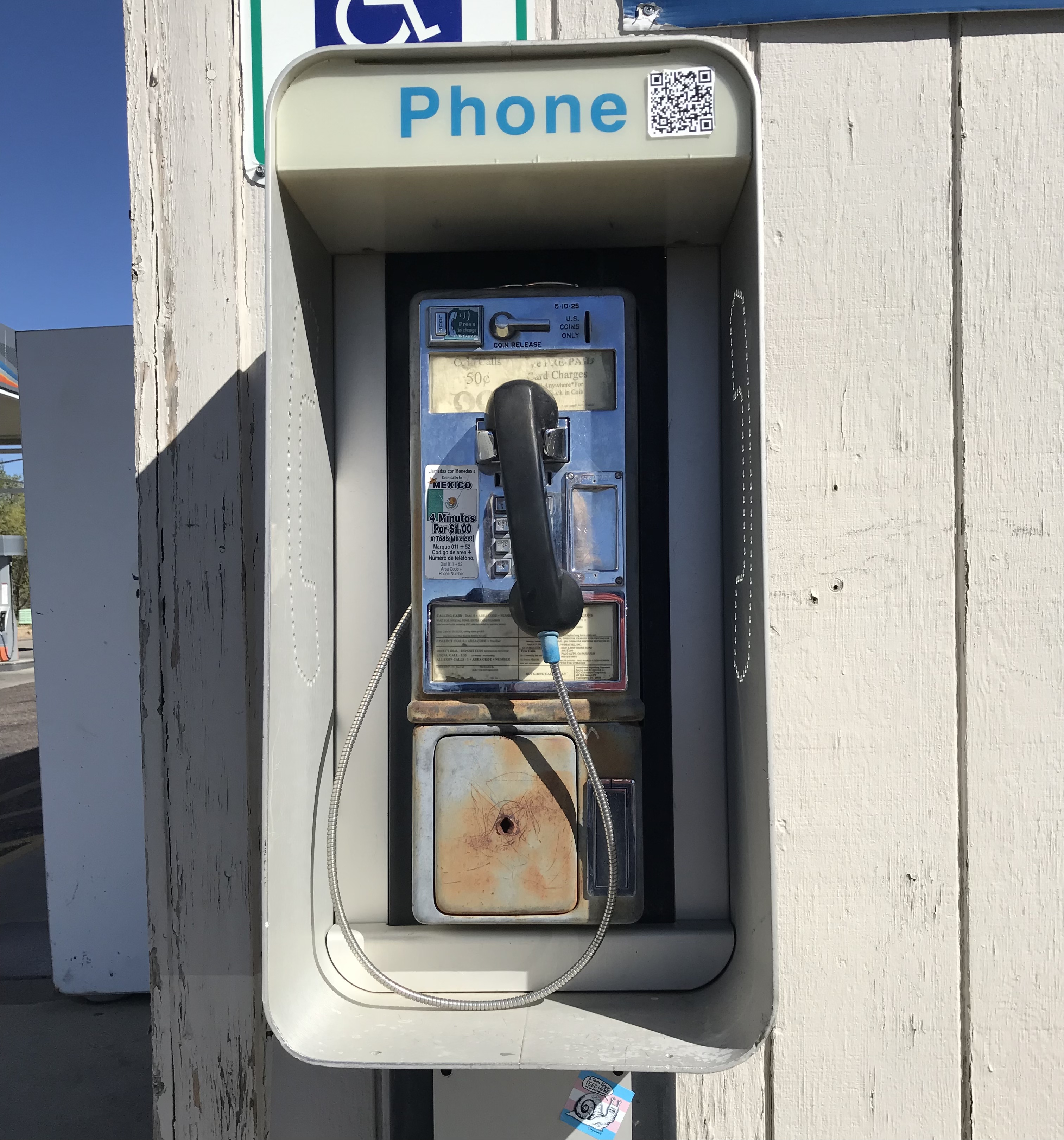 Yes, this still exists out in AZ!  Who could possibly forget these?